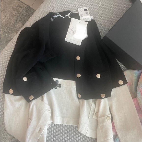 *} Chanel Spring 2022 Cashmere Bicolor Cardigan $5,300 msrp - Picture 4 of 5